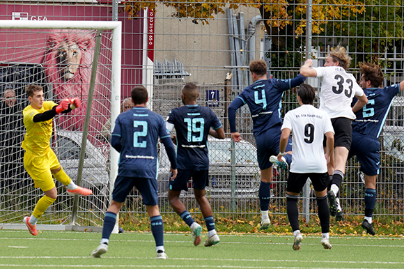 1860-Keeper Jania Franciszek hielt sein Team mit tollen Paraden im Spiel. Foto: Joachim Mentel