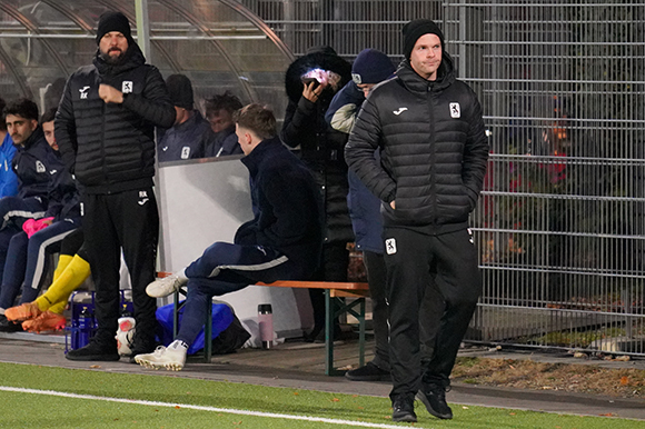 Trainer Beppo Gutsmiedl (re.) musste trotz bester Chancen lange auf Tore von seinem Team warten. Foto: Joachim Mentel