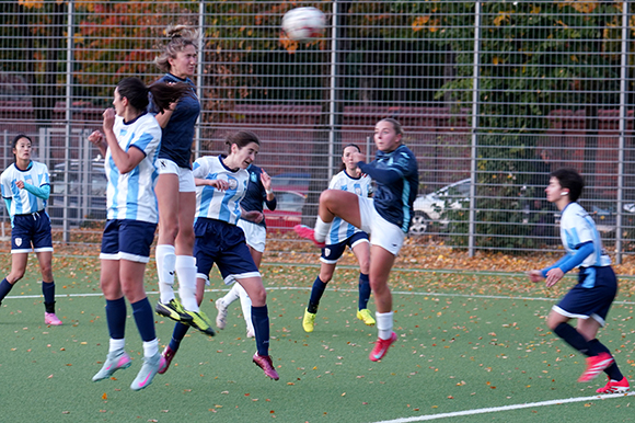 Paula Höfler wuchtet in dieser Szene den Ball per Kopf zum 2:0 unter die Latte. Foto: Joachim Mentel
