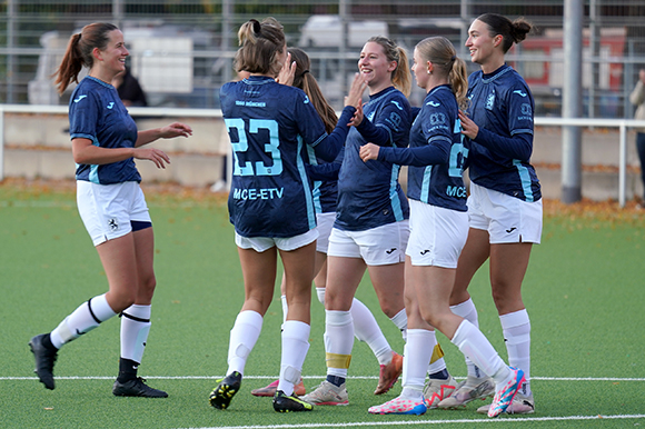 Die Mitspielrinnen gratulieren Laura Kreuzer (Mitte) zum Führungstreffer. Foto: Joachim Mentel