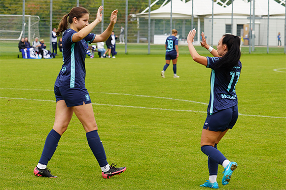 Kira Winter (li.), hier mit Stefanie Stepberger (re.), traf gegen Stern III dreimal und steht jetzt bei acht Saisontoren. Foto: Joachim Mentel