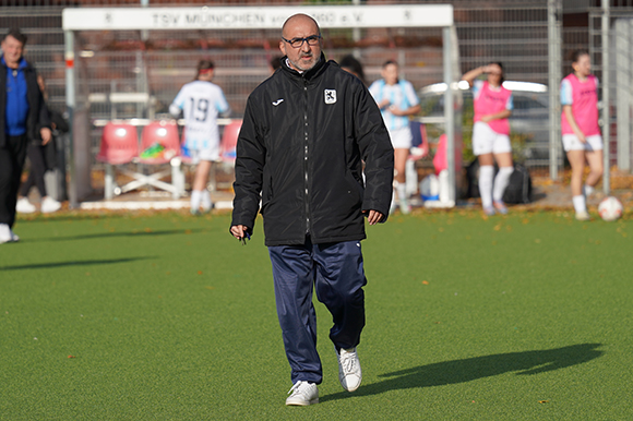 Trainer Mariano Frate war zur Pause trotz 2:1-Führung nicht zufrieden. Foto: Joachim Mentel