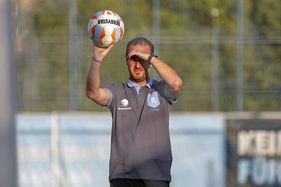 Noch einmal selbst am Ball: Amateur-Löwen-Trainer Andreas Kopfmüller. Archivfoto: Anne Wild